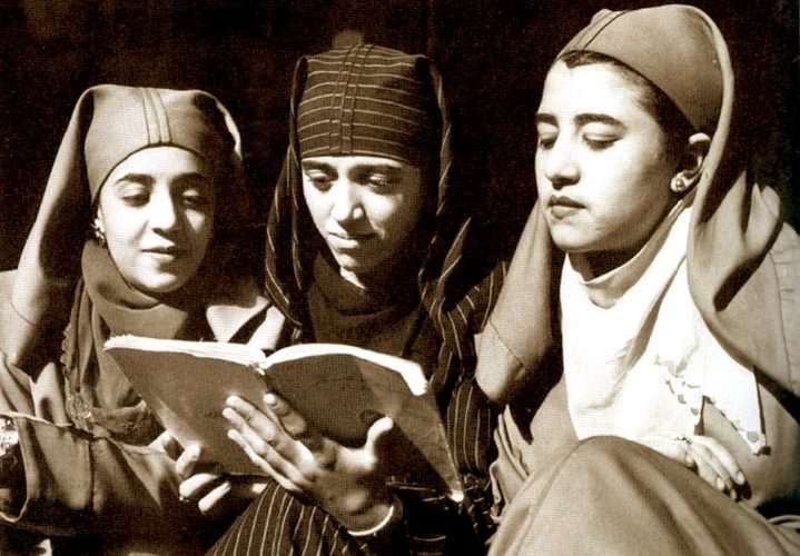 Moroccan women reading